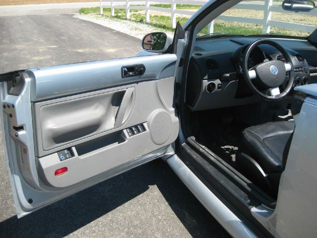 2004 Volkswagen New Beetle 3/4 Ton