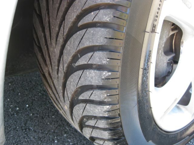 2004 Volkswagen New Beetle 3/4 Ton