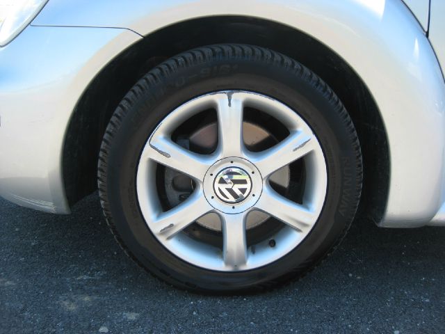 2004 Volkswagen New Beetle 3/4 Ton