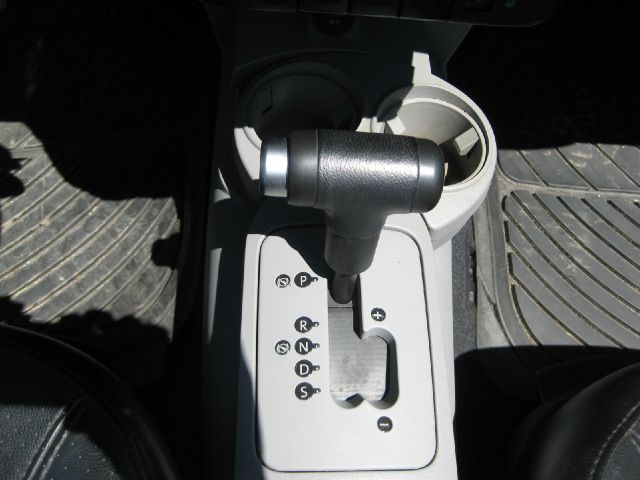 2004 Volkswagen New Beetle 3/4 Ton