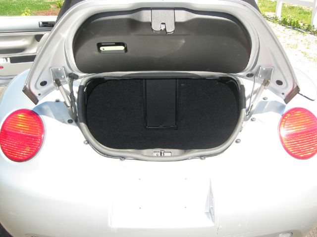 2004 Volkswagen New Beetle 3/4 Ton