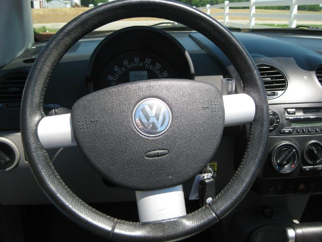 2004 Volkswagen New Beetle 3/4 Ton