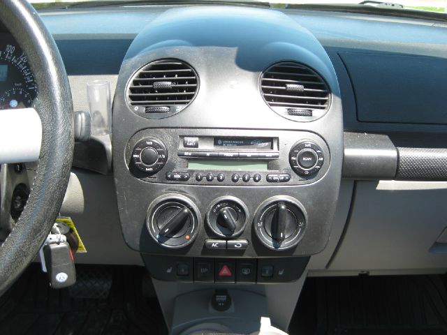 2004 Volkswagen New Beetle 3/4 Ton