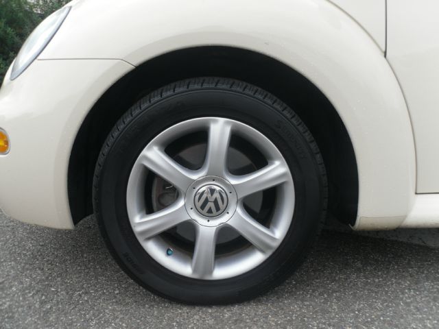 2004 Volkswagen New Beetle 3/4 Ton