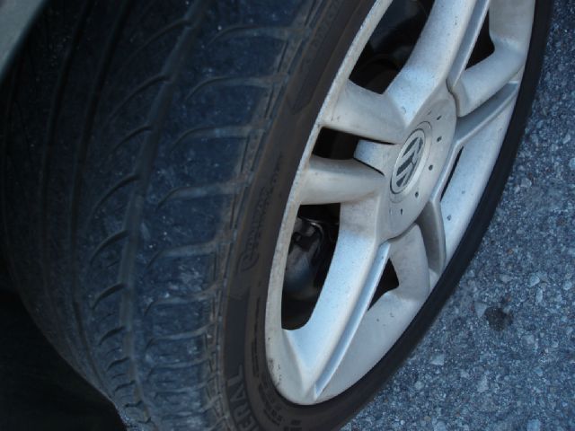 2004 Volkswagen New Beetle 3/4 Ton