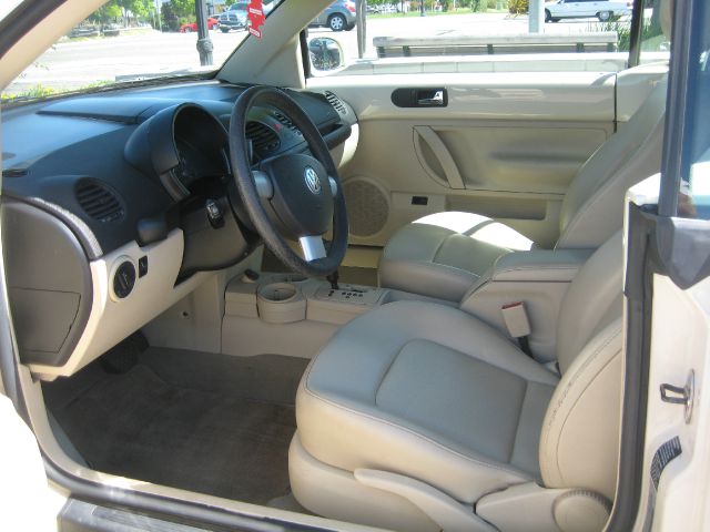 2005 Volkswagen New Beetle 3/4 Ton