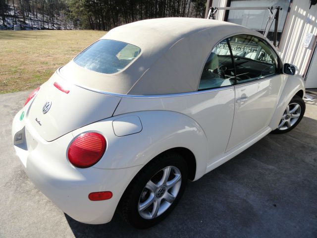 2005 Volkswagen New Beetle 3/4 Ton