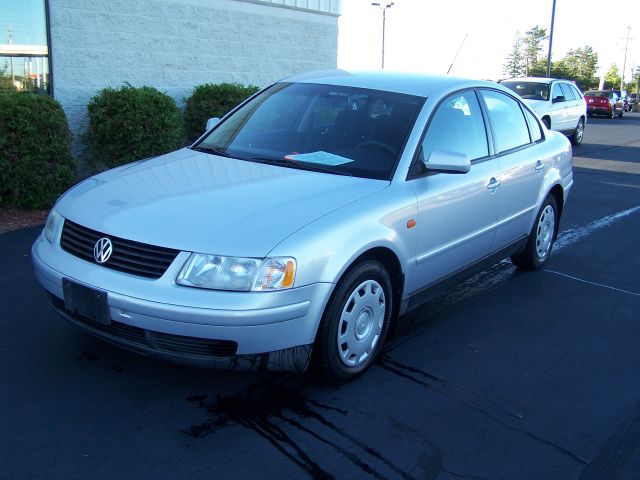 1999 Volkswagen Passat FWD 4dr Sport