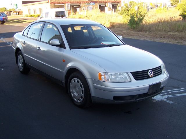 1999 Volkswagen Passat FWD 4dr Sport