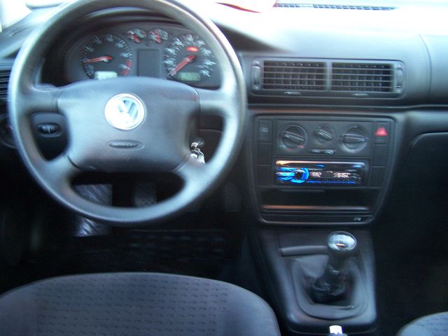 1999 Volkswagen Passat FWD 4dr Sport