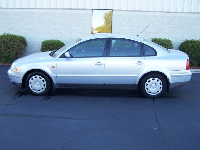1999 Volkswagen Passat FWD 4dr Sport