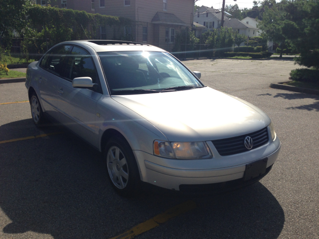 2000 Volkswagen Passat FWD 4dr Sport