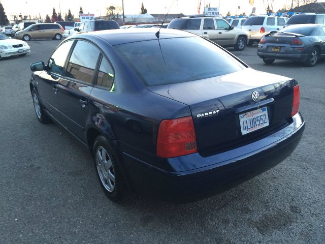 2000 Volkswagen Passat FWD 4dr Sport