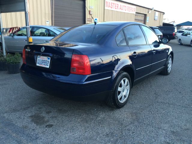 2000 Volkswagen Passat FWD 4dr Sport
