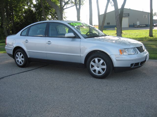 2000 Volkswagen Passat FWD 4dr Sport