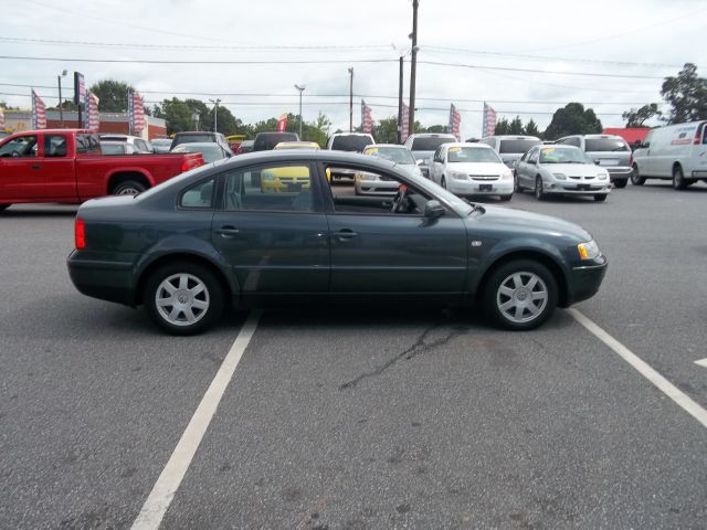 2000 Volkswagen Passat FWD 4dr Sport