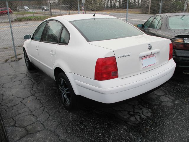 2000 Volkswagen Passat FWD 4dr Sport