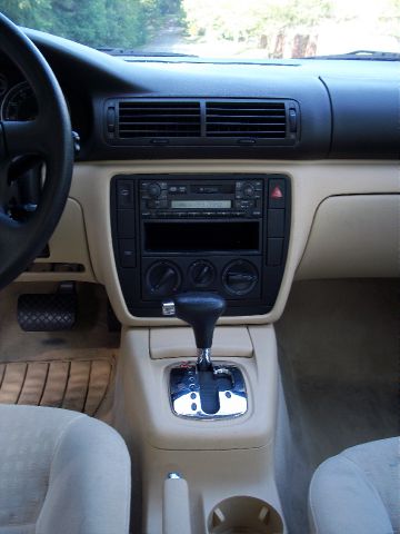 2001 Volkswagen Passat FWD 4dr Sport