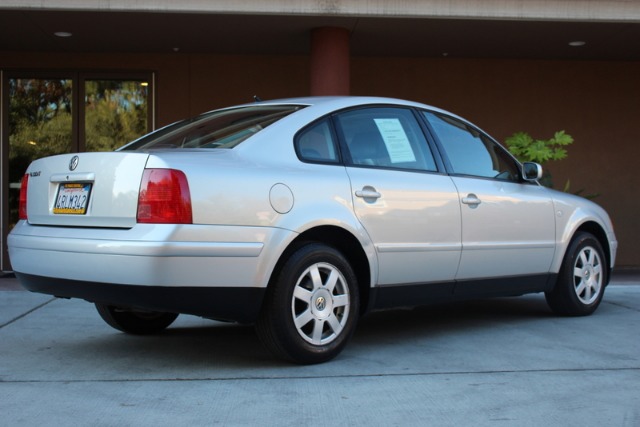 2001 Volkswagen Passat FWD 4dr Sport