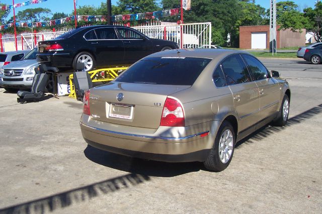 2002 Volkswagen Passat FWD 4dr Sport