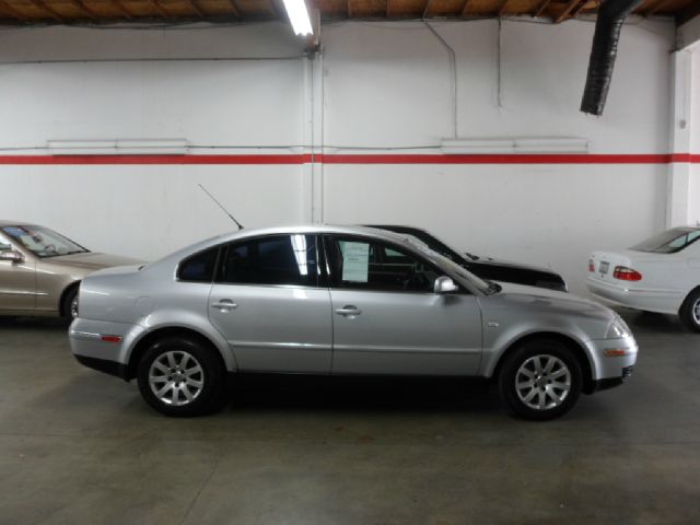 2002 Volkswagen Passat FWD 4dr Sport