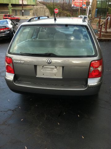 2002 Volkswagen Passat FWD 4dr Sport