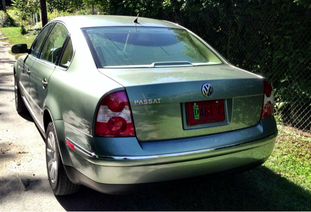 2002 Volkswagen Passat FWD 4dr Sport