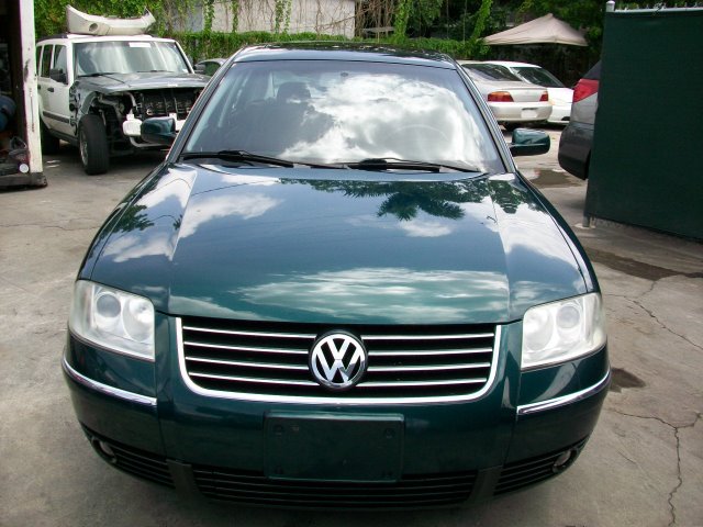 2002 Volkswagen Passat FWD 4dr Sport