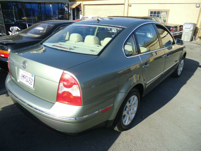 2002 Volkswagen Passat FWD 4dr Sport