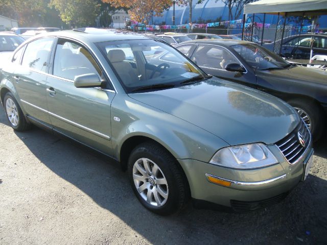 2002 Volkswagen Passat FWD 4dr Sport