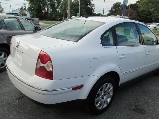 2002 Volkswagen Passat FWD 4dr Sport