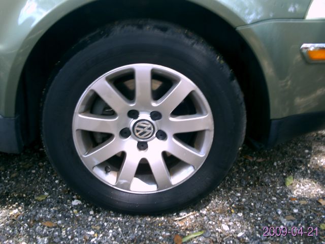 2002 Volkswagen Passat FWD 4dr Sport