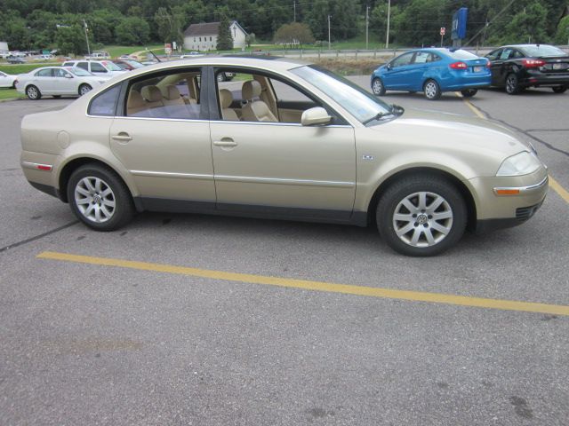 2003 Volkswagen Passat FWD 4dr Sport