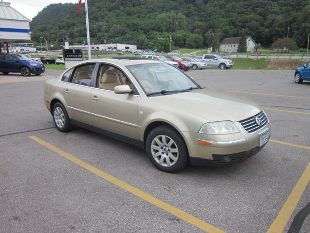 2003 Volkswagen Passat FWD 4dr Sport