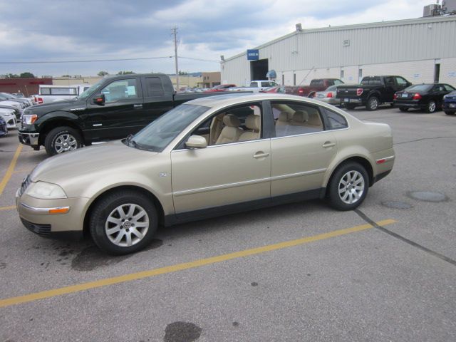 2003 Volkswagen Passat FWD 4dr Sport