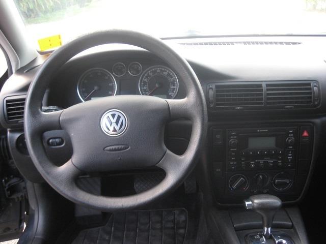 2003 Volkswagen Passat FWD 4dr Sport