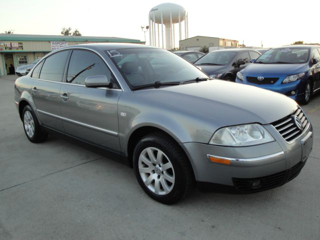 2003 Volkswagen Passat FWD 4dr Sport