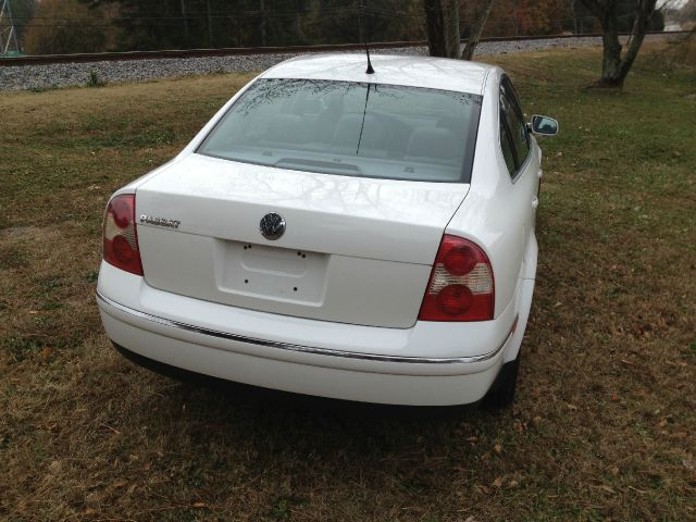 2003 Volkswagen Passat FWD 4dr Sport