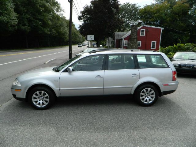 2003 Volkswagen Passat FWD 4dr Sport