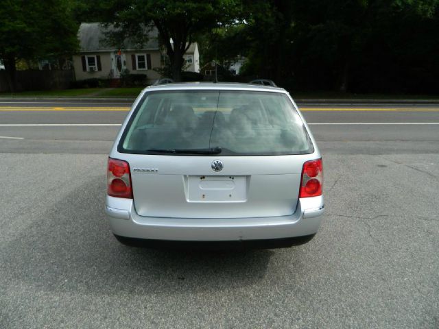 2003 Volkswagen Passat FWD 4dr Sport