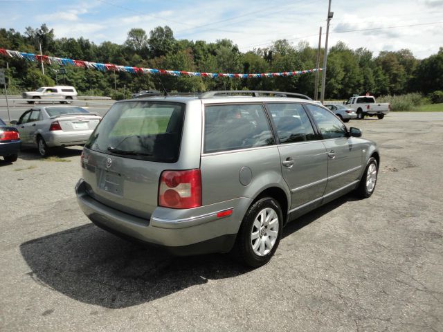 2003 Volkswagen Passat FWD 4dr Sport