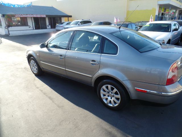 2003 Volkswagen Passat FWD 4dr Sport