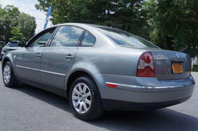2003 Volkswagen Passat FWD 4dr Sport