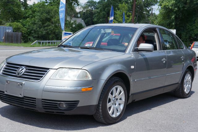 2003 Volkswagen Passat FWD 4dr Sport