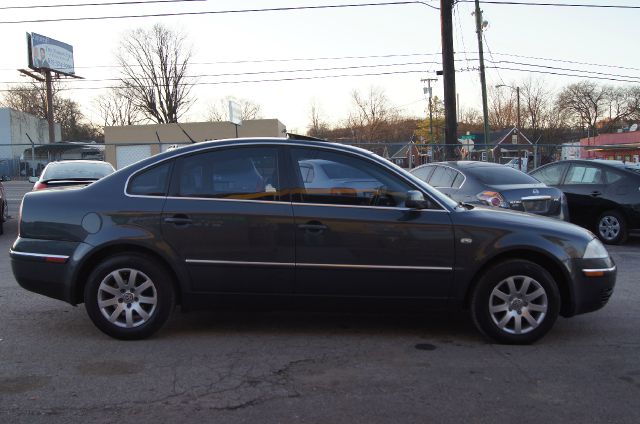 2003 Volkswagen Passat FWD 4dr Sport