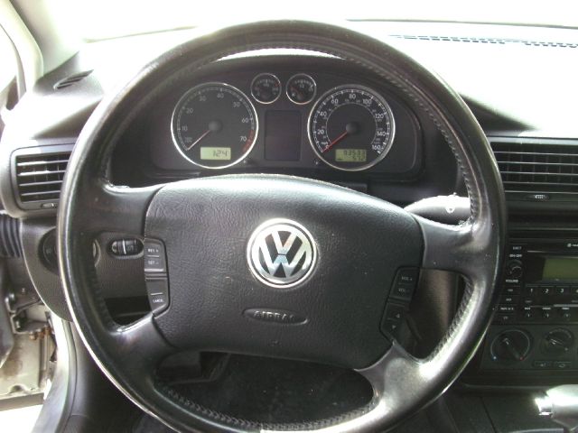 2003 Volkswagen Passat FWD 4dr Sport