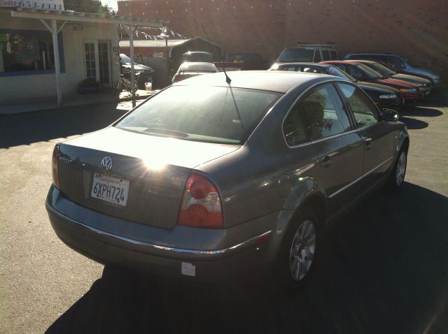 2003 Volkswagen Passat FWD 4dr Sport