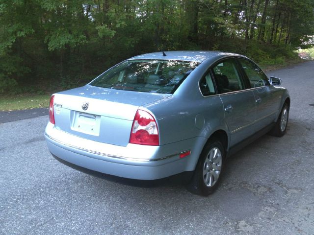 2003 Volkswagen Passat FWD 4dr Sport