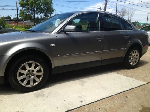 2003 Volkswagen Passat FWD 4dr Sport