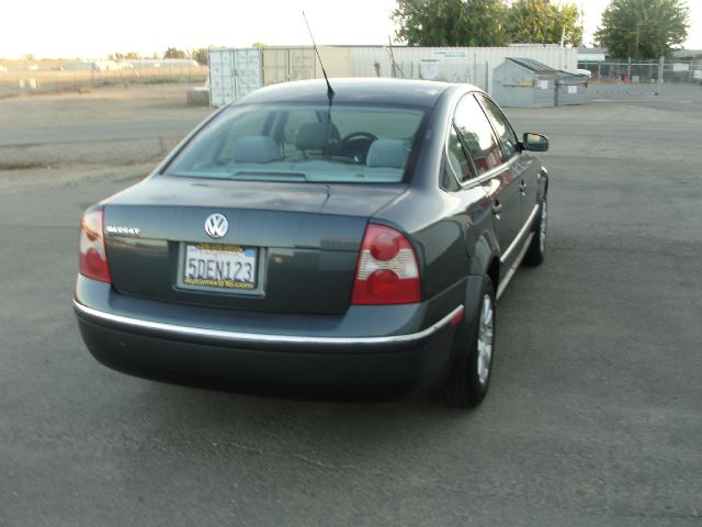 2003 Volkswagen Passat FWD 4dr Sport